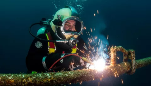 Feuer unter Wasser: Wie die Menschheit die Flamme in die Tiefen brachte