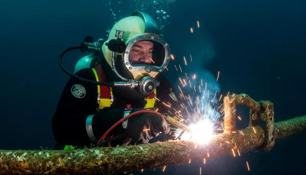 Feuer unter Wasser: Wie die Menschheit die Flamme in die Tiefen brachte
