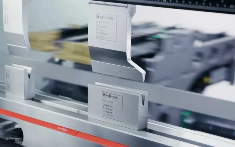 Präzision unter Kontrolle - wie die Bystronic XPERT Abkantpresse das Biegen von Blechen verändert