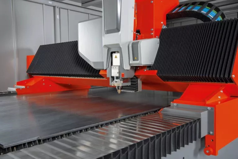 Faserlaserschneiden in der Blechbearbeitung - eine Technologie, die Präzision und Effizienz vereint